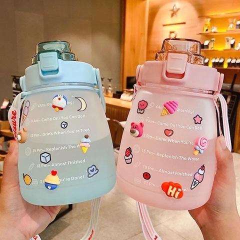 Bình đựng nước  kute 1400ml chia giờ kèm ống hút vs sticker cho bé