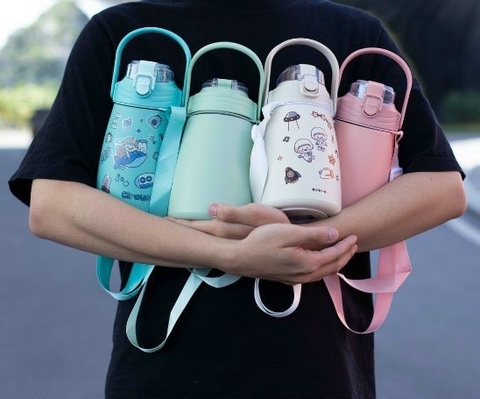Bình giữ nhiệt 2 lớp nóng lạnh inox 304 850ml đựng nước cute có sticker và ống hút dây đeo cho bé