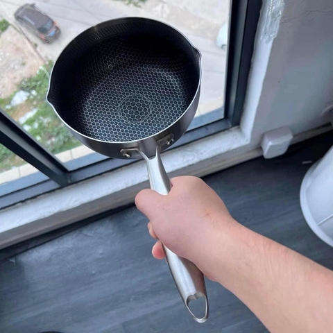 Chảo chống dính inox 18cm tổ ong, có 2 rãnh trên miệng chảo để rót dầu thừa tiện lợi [BH: NONE]