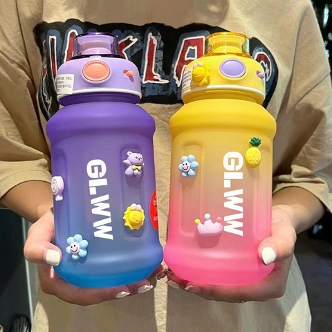 Bình đựng nước cho bé đa sắc màu 1.3 lít GL2W có nút bật ống hút tự động {MÀU VỀ NGẪU NHIÊN TÙY LÔ} [BH: NONE]