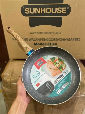 Chảo chống dính vân đá SH CLOVER  size 24cm tay cầm cán gỗ có móc treo [BH: NONE]