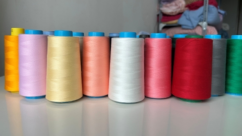 Cuộn chỉ may nhiều màu 3000m sợi 40/2, phù hợp máy may công nghiệp và gia đình.