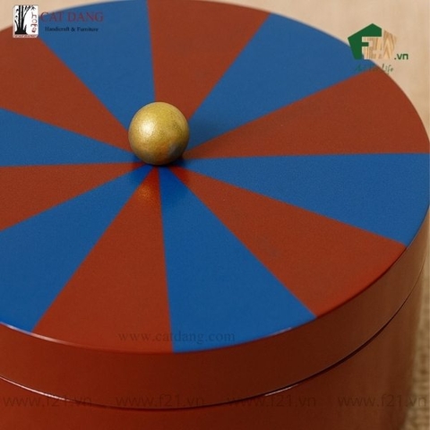 Hộp đựng tròn sơn mài có núm tay cầm kim loại