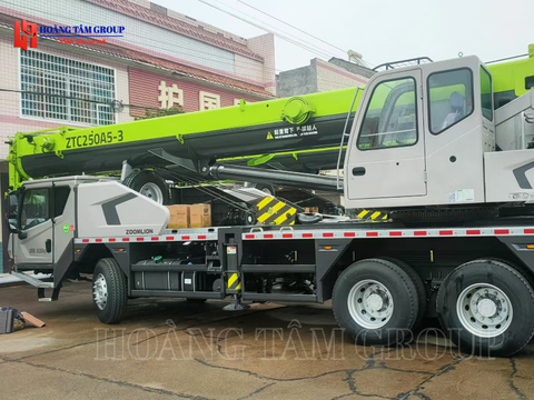 XE CẨU BÁNH LỐP 25 TẤN ZOOMLION ZTC250A562-3.1