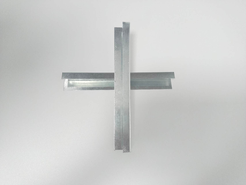 Thanh góc chữ U có  3 lỗ 0.45*50mm