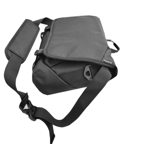 Cặp nam đeo chéo TROY Avatar phối nắp ngang, chất liệu vải pvc chống thấm