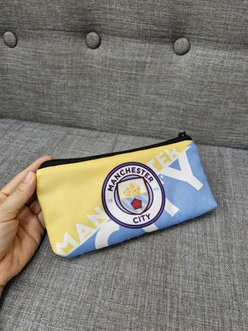 Bóp đựng bút viết dẹp TROY FB họa tiết câu lạc bộ bóng đá size 22 x 10cm, chất liệu vải bố