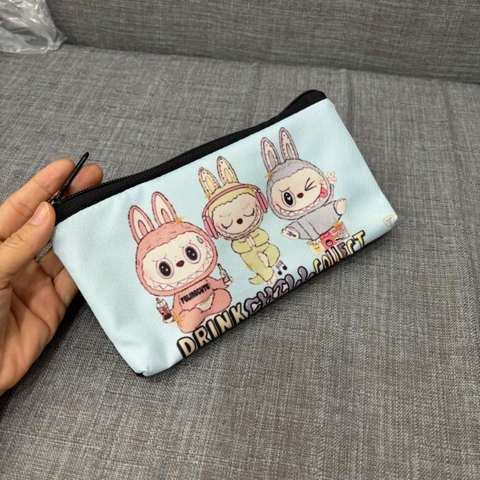 Bóp đựng bút viết dẹp TROY FB họa tiết câu lạc bộ bóng đá size 22 x 10cm, chất liệu vải bố