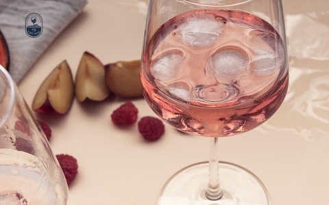 Có nên uống rượu vang với đá? Chuyên gia chia sẻ cách làm mát vang chuẩn vị