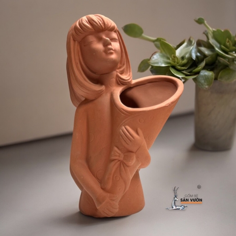 Chậu Gốm Đất Nung Cô Gái Ôm Hoa - Gốm Sứ Sân Vườn