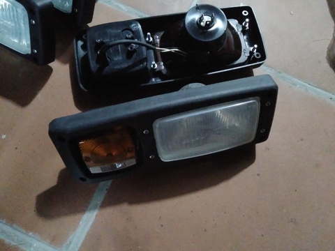 ĐÈN PHA HUYNDAI R1400 - PHẢI