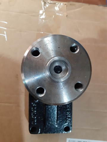 BU LY BƠM NƯỚC 6D102/PC200-6/7 (TRÊN HỘP GI ĐẦU TRỤC CÁNH QUẠT )