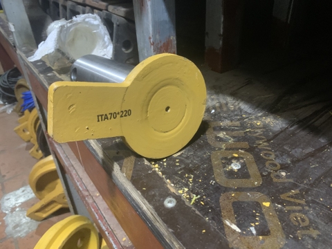 TRỤC GẦU 70*220 CÓ TAI KO LỖ MỠ - JUK