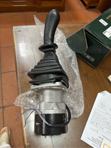 CỤM TAY TRANG SK200-1/3/7/8 /SK135-8/SK60/SK120 ĐI 7 ĐƯỜNG DẦU ĐÍT TRÒN CÓ TAY NẮM - 31/XP