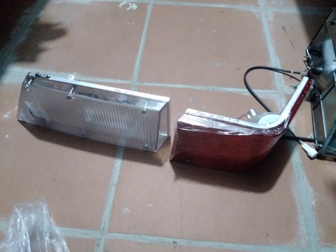 ĐÈN HẬU SK200-3: TRẮNG - PHẢI