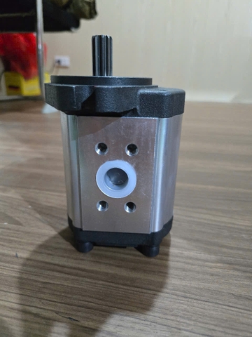 BƠM XE NÂNG 1 KHOANG 10T / KHOANG 94 Q.TRÁI 94MM HAI BÊN BẮT BÍCH - NC