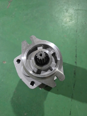 BƠM XE NÂNG 11T 1 KHOANG 60 Q.TRÁI VÀO BÍCH RA CÚT KXN TỐT