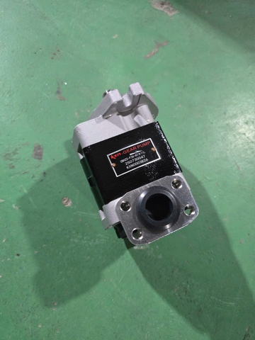 BƠM XE NÂNG 11T 1 KHOANG 60 Q.TRÁI VÀO BÍCH RA CÚT KXN TỐT