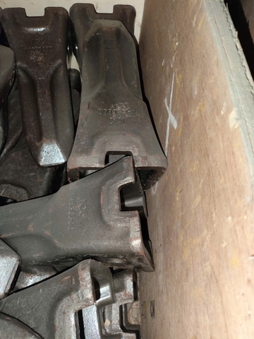 RĂNG ĐÁ VOLVO EC360 14536800 14.5kg L330 KHUYẾT KX THÉP DẬP