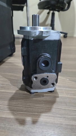 BƠM XE NÂNG FD25C-16 FD30 11T 2 KHOANG Q TRÁI 37B-1KB-5040 KXN