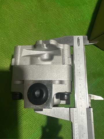 BƠM KHIỂN PC50UU-2:  LỖ TO*10T*2T*Tâm 81*1 đường dầu* khoang25*H97 = PC35-8 - TN