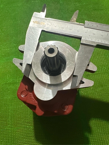 BƠM KHIỂN K3V63/K3V112 (ĐUÔI SK200-1/3) - 2BL*12T*Cổ định vị 50.8* Tâm 70* -DHT BH04T
