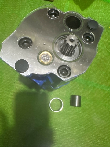 BƠM KHIỂN AP2D25 DX55W 18*9cc 4BL CHÌM / 2 LỖ DẦU BẰNG NHAU OEM