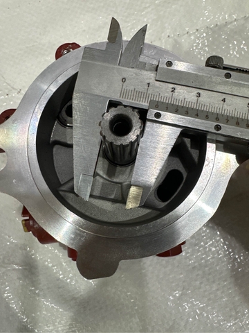 BƠM KHIỂN K3V112 - 2BL*13T*3 ĐƯỜNG DẦU*CỔ ĐỊNH VỊ 77 ( TAI VÀ ĐƯỜNG DẦU THẲNG NHAU) DHT - BH05T