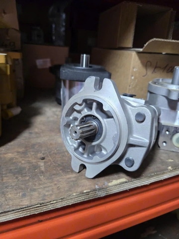 BƠM LÁI D65 10THEN* 1 KHOANG * DẦU 2 BÊN BẮT BÍCH ( TÂM BẮT 18*38*22*48) SBR14CC/21CC/KXN0000363 - NC
