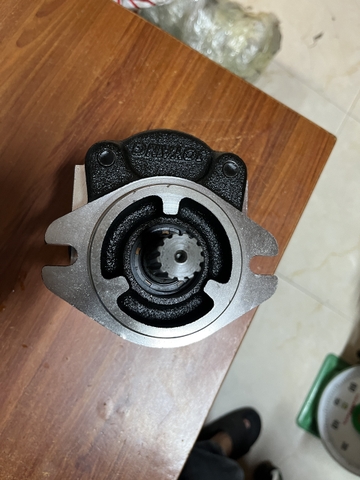 BƠM THUỶ LỰC 1 KHOANG - 13T DẦU 2 BÊN BẮT CÚT - 26