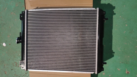 KÉT NƯỚC PC58 PC40-8 SK50-3 YAMA55 410*550*60  TRÊN TRÁI - DƯỚI PHẢI - 09
