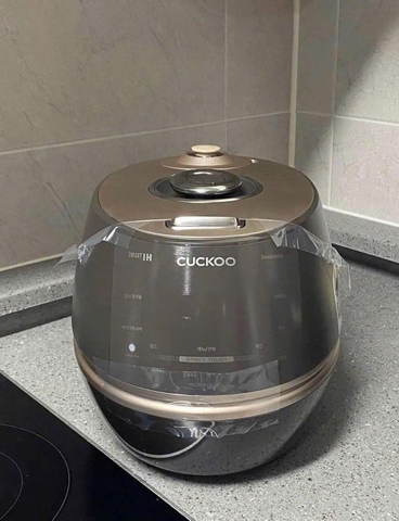 Bảng điều khiển cảm ứng LED của nồi cơm điện Cuckoo lòng inox