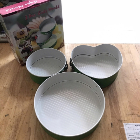 🎂 KHUÔN BÁNH CHẤT LƯỢNG CAO - CHỐNG DÍNH - DẪN NHIỆT TỐT 🎂 📍 Có mặt tại Dụng Cụ Nghề Hoàng Long - Biên Hòa  ✅ Khuôn Oval Nhôm Đúc Chống Dính Màu Vàng Đồng Kích thước: 21 x 10 x 5 cm | Trọng lượng: 140g  Chất liệu nhôm cao cấp, dày dặn, dẫn nhiệt tốt cho bánh chín đều, vàng đẹp  Lòng khuôn phủ chống dính cao cấp màu