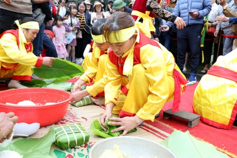 Gìn giữ nét đẹp văn hóa truyền thống gói bánh chưng, giã bánh giầy