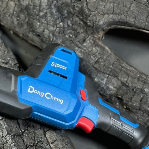 Máy cưa kiếm dùng pin Dongcheng DCJF 22