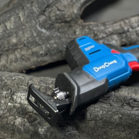 Máy cưa kiếm dùng pin Dongcheng DCJF 22