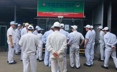 Gara sửa chữa xe ô tô và bể tách dầu trong Gara