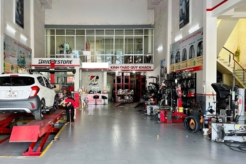 Hướng dẫn lựa chọn máy ra vào lốp và máy cân mâm phù hợp cho garage ô tô