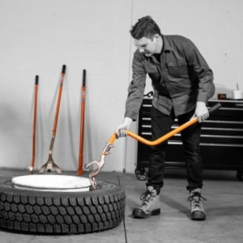 Thực tế sử dụng bộ hỗ trợ tháo lốp không săm xe tải OEM R1300 tại garage - Thiết Bị Nam Cường