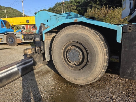 KOBELCO RK500 – Xe cẩu bánh lốp