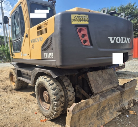 XE ĐÀO BÁNH LỐP VOLVO EW145BP