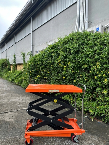 Xe nâng bàn cam 500kg cao 1.5 mét