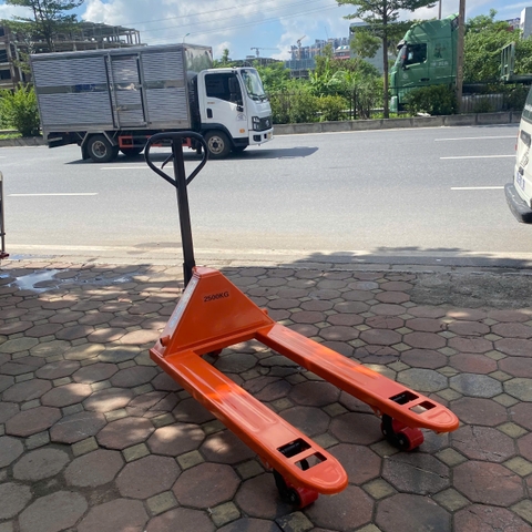 Xe nâng tay thấp 2500kg càng rộng