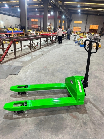 Xe nâng tay thấp 5000kg càng hẹp nhãn hiệu Haniko màu xanh bánh PU đen