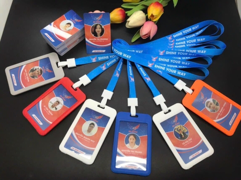 Bộ thẻ đeo nhân viên 54x86 mm (Kèm dây in UV)