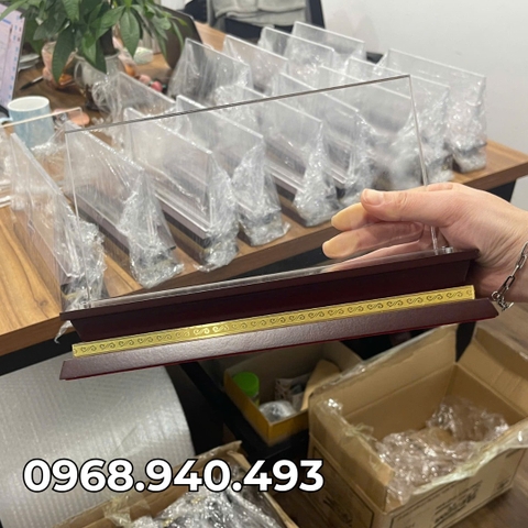 Biển Chức Danh Mica Đế Gỗ Mặt 12.5x25cm