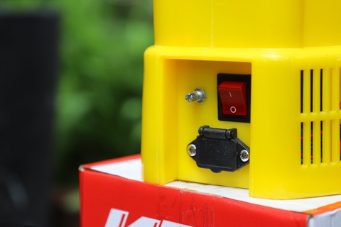 Máy phun thuốc trừ sâu, côn trùng điện KCT 20D Vàng Bình ắc qui 12V8Ah