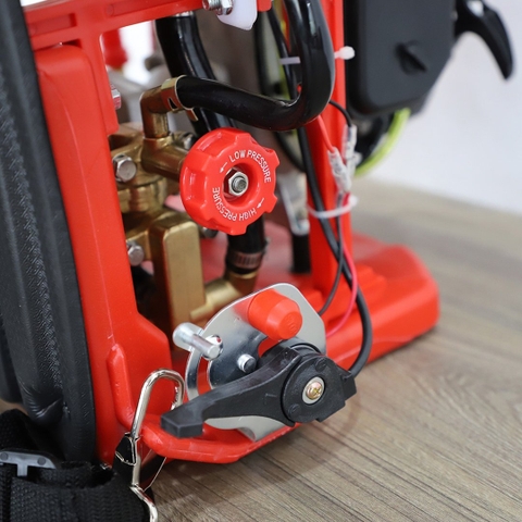 Máy phun thuốc trừ sâu, côn trùng động cơ Oshima 767 700W Đỏ 2 thì (bơm vuông đồng)