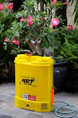 Máy phun thuốc trừ sâu, côn trùng điện KCT 20D Vàng Bình ắc qui 12V8Ah