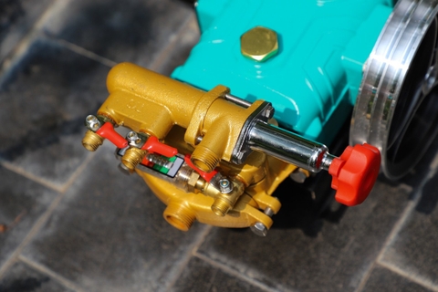 Máy phun thuốc trừ sâu bảo vệ thực vật (không động cơ) Con Ong Vàng COV22AX 1.0HP Xanh mờ (hoạt động bằng sức kéo động cơ)